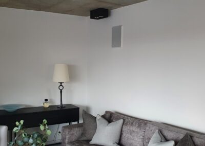 Lyd i flere rom, innfelte kvalitetshøyttalere