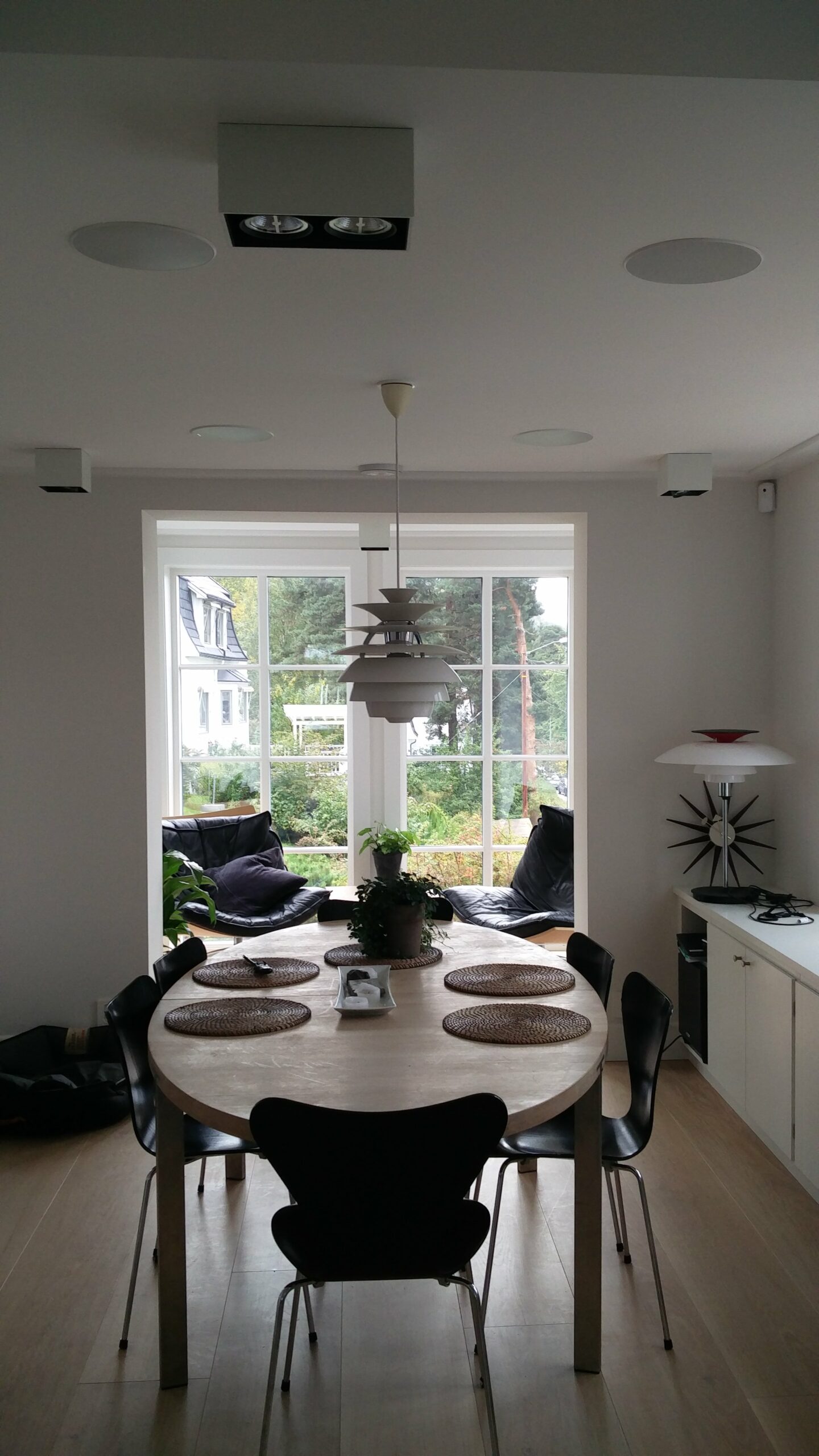 Lyd i flere rom, innfelte kvalitetshøyttalere