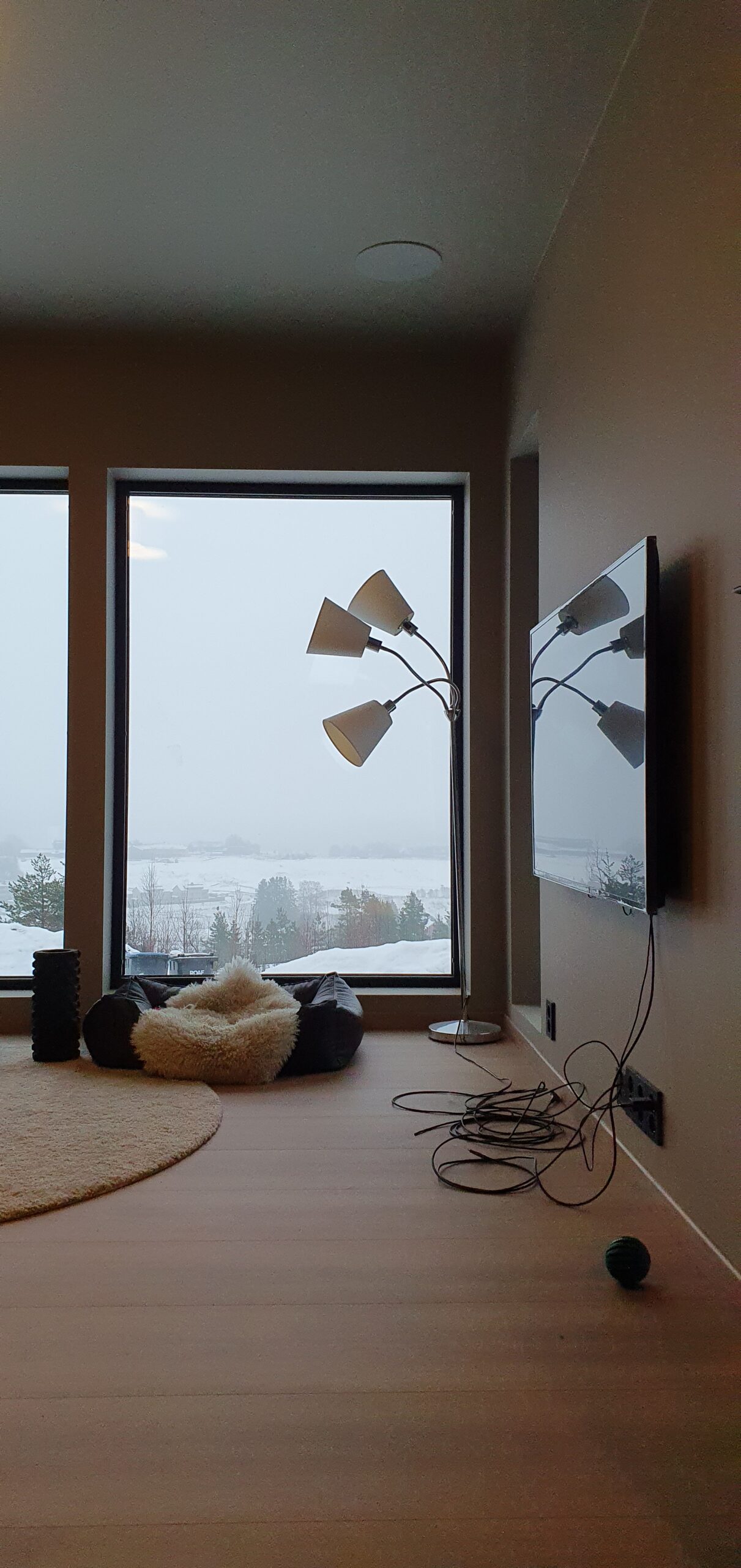 Multirom, skjulte høyttalere og kabler med JBL og Revel høyttalere