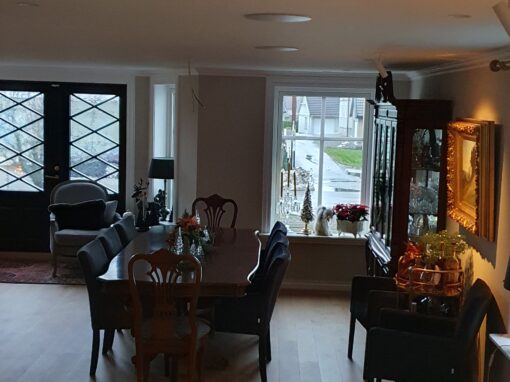 Multiromlyd, skjulte høyttalere og kabler