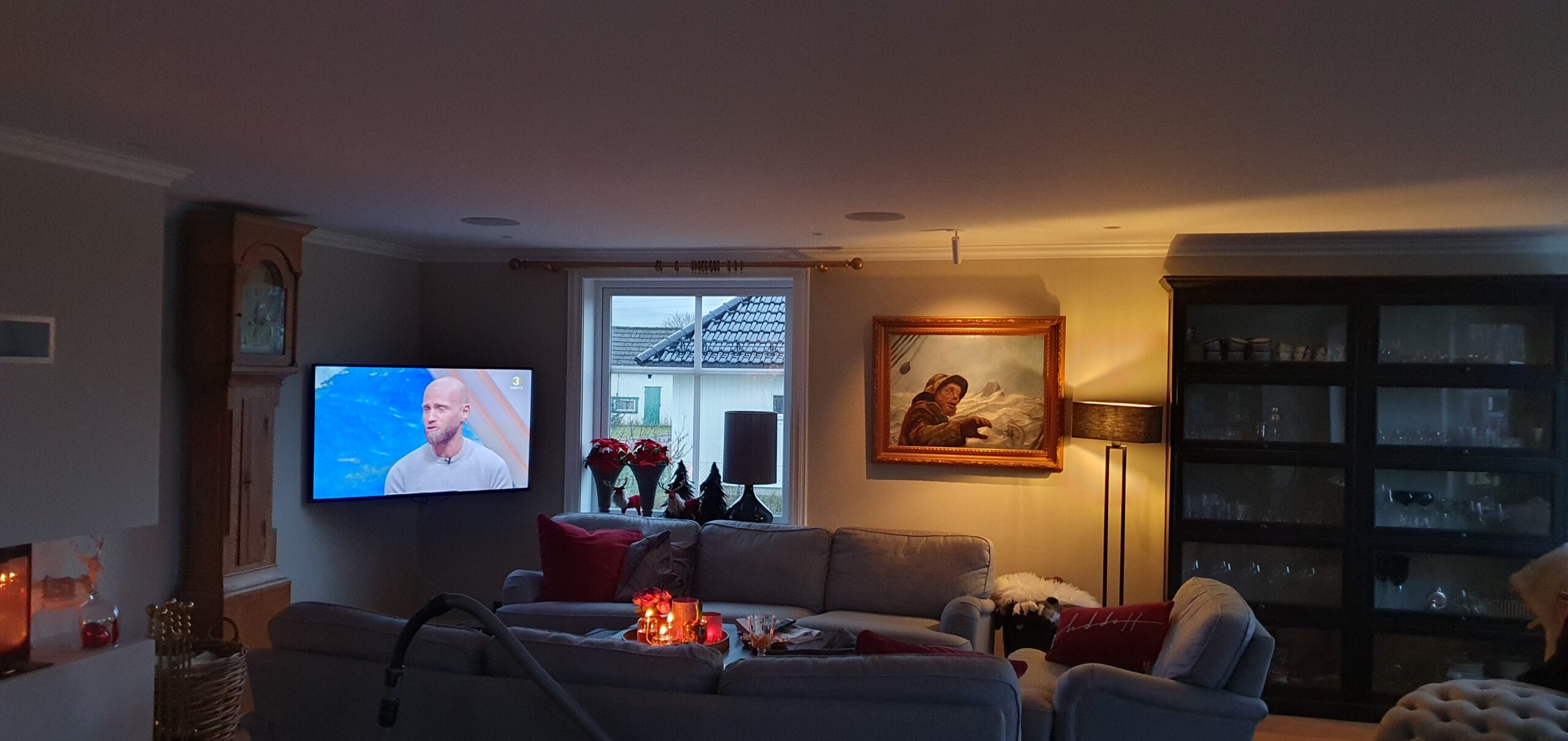 Multirom, skjulte høyttalere og kabler med JBL Studio 2 høyttalere