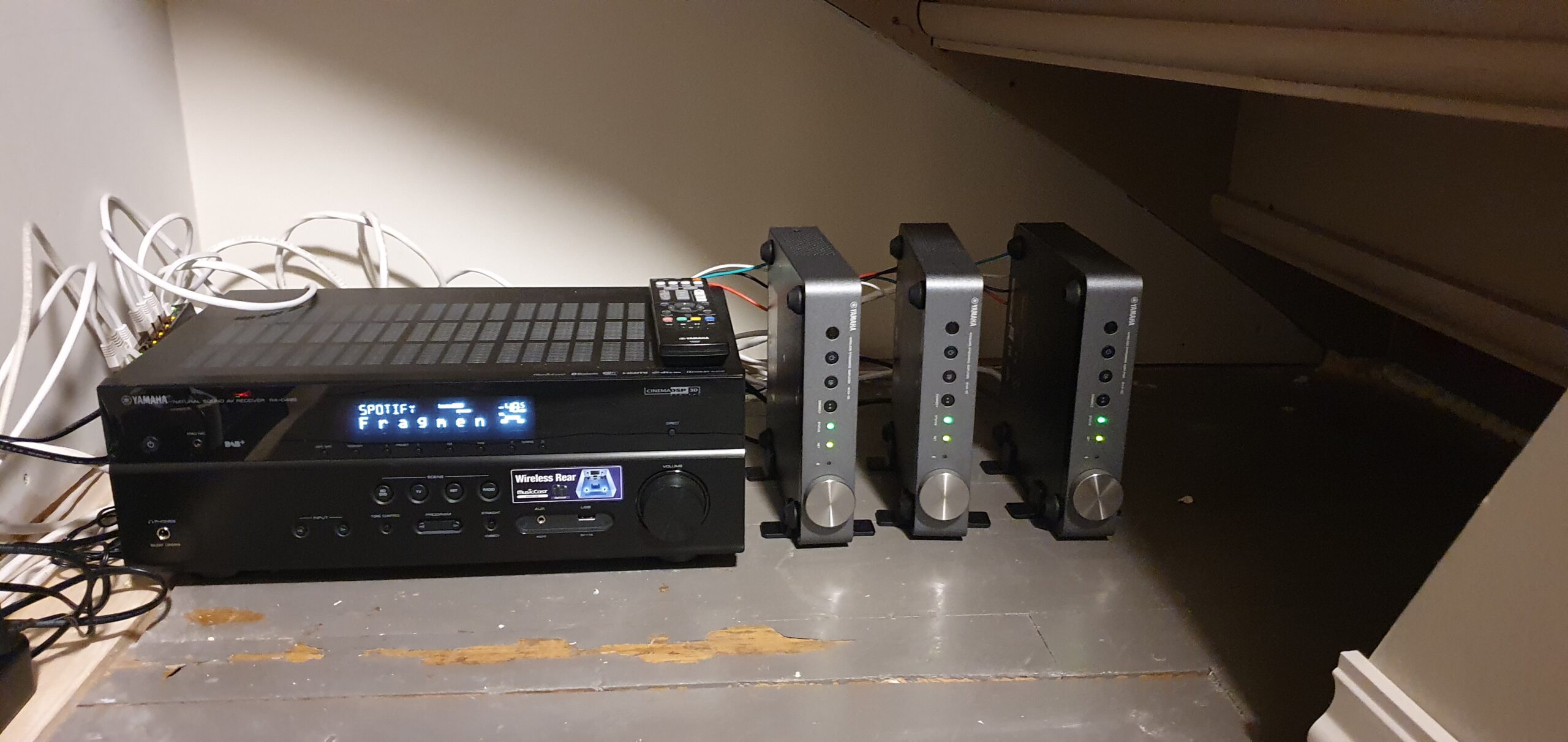 Multirom, skjulte høyttalere og kabler med JBL Studio 2 høyttalere