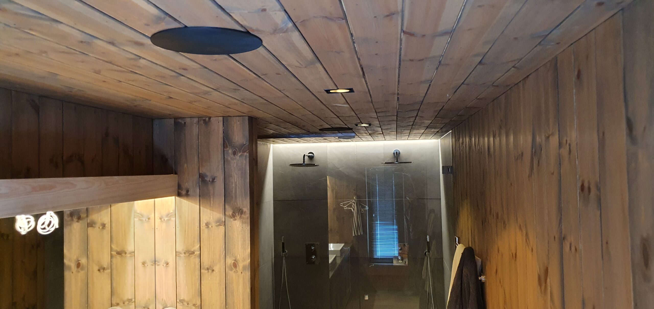 Baderom med integrert lyd innredning