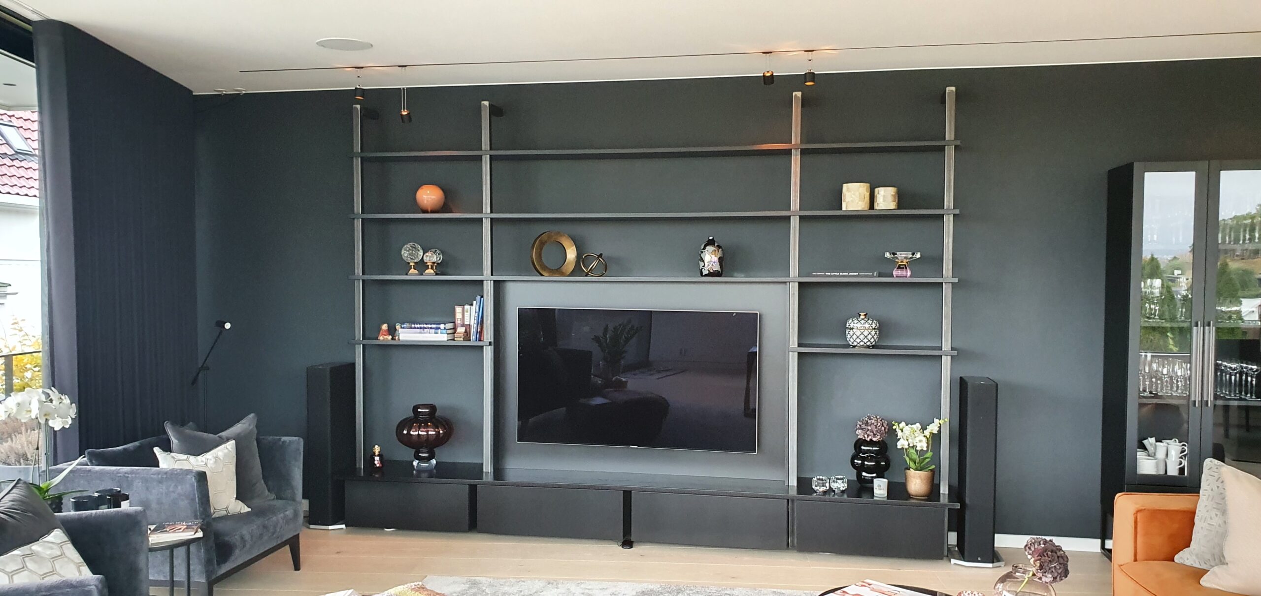 Stue, Finstue, Spisestue, TV-Stue innredning med integrert lyd og bilde system med innfelte arkitektur høyttalere