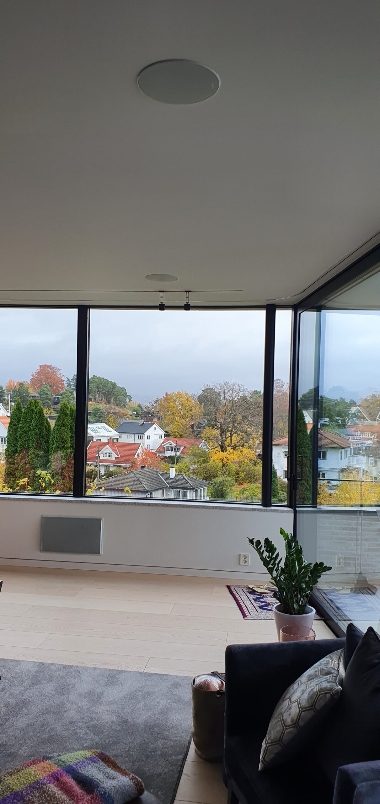 Stue, Finstue, Spisestue, TV-Stue innredning med integrert lyd og bilde system med innfelte arkitektur høyttalere