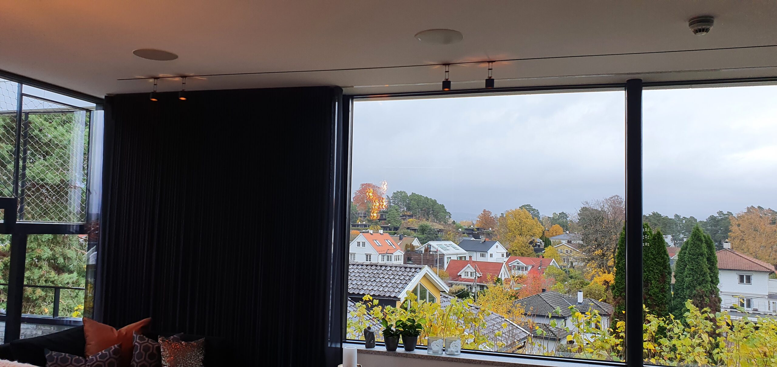 Stue, Finstue, Spisestue, TV-Stue innredning med integrert lyd og bilde system med innfelte arkitektur høyttalere