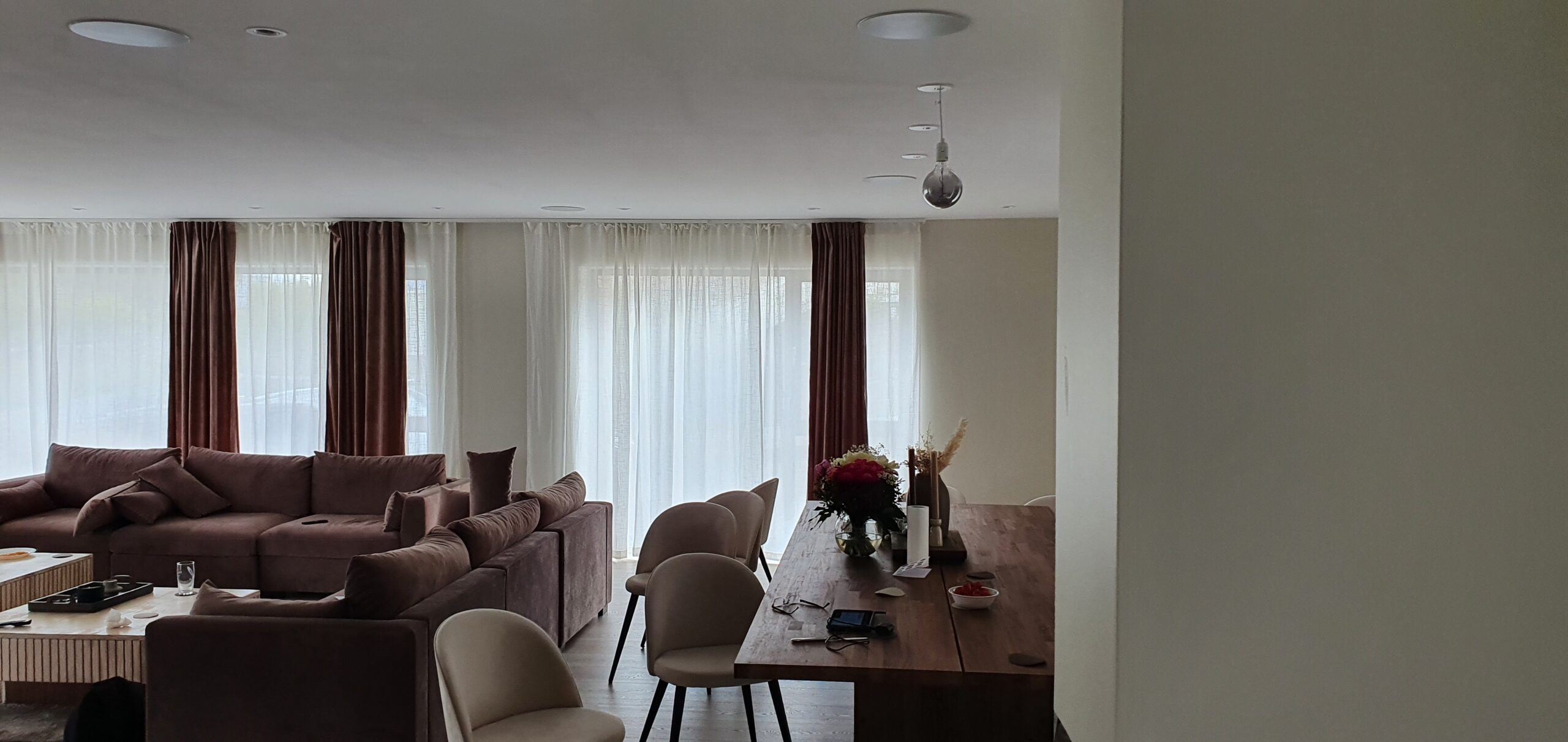 Stue, Finstue, Spisestue, TV-Stue innredning med integrert lyd og bilde system med innfelte arkitektur høyttalere