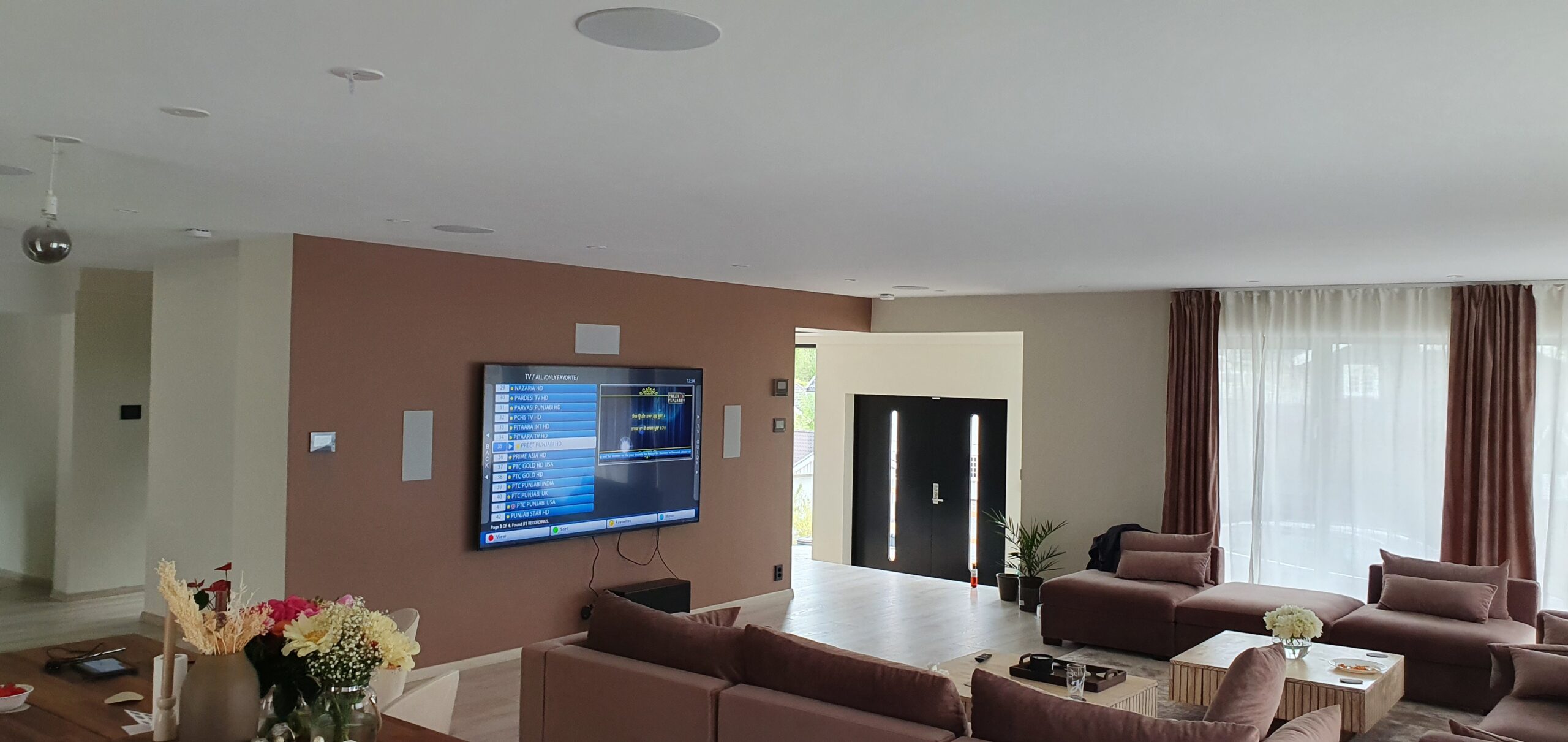 Stue, Finstue, Spisestue, TV-Stue innredning med integrert lyd og bilde system med innfelte arkitektur høyttalere