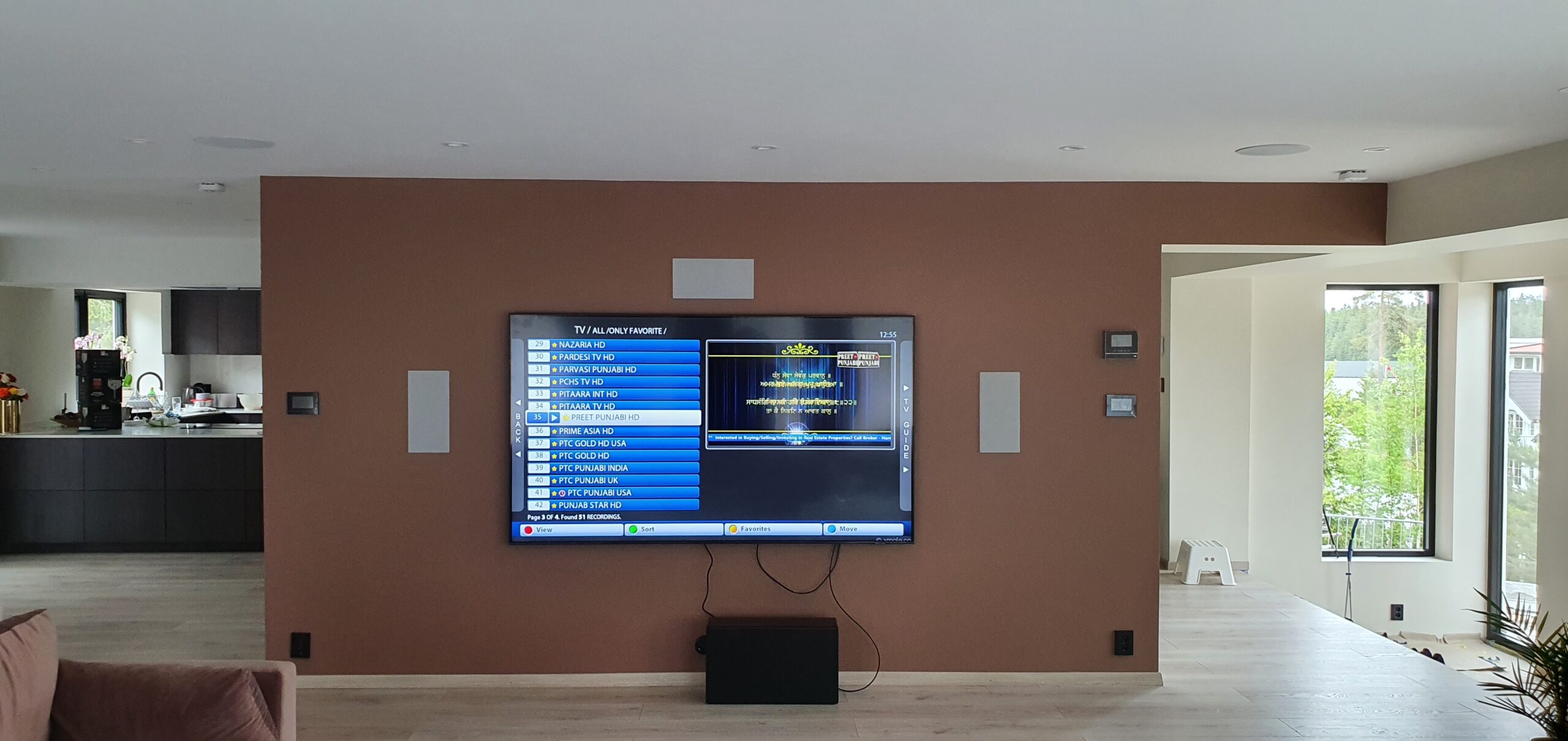 Stue, Finstue, Spisestue, TV-Stue innredning med integrert lyd og bilde system med innfelte arkitektur høyttalere