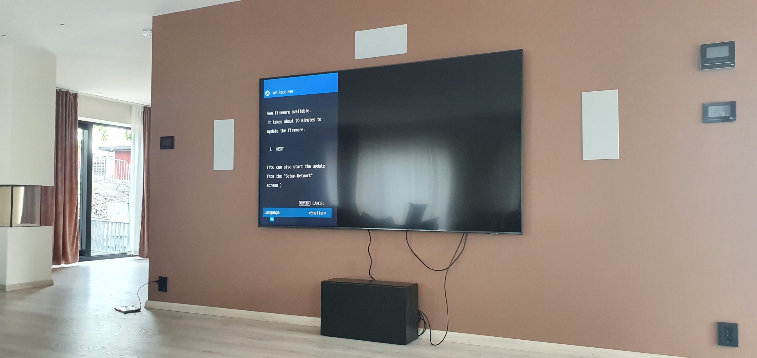Stue, Finstue, Spisestue, TV-Stue innredning med integrert lyd og bilde system med innfelte arkitektur høyttalere