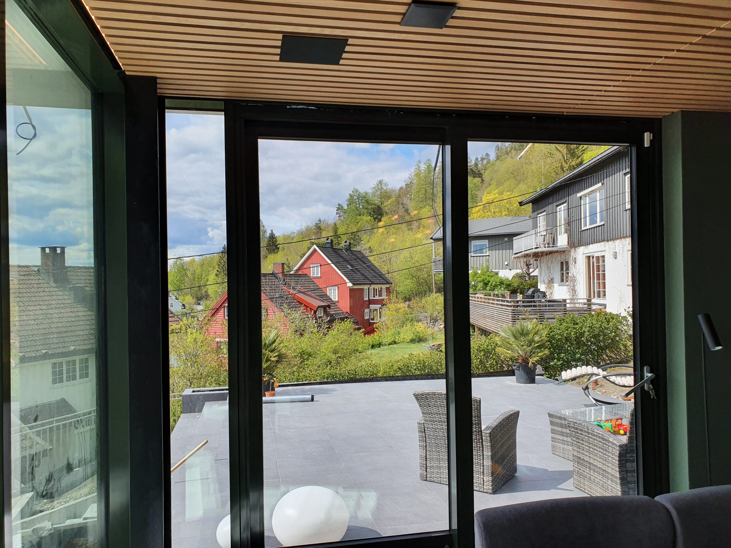 Stue, Finstue, Spisestue, TV-Stue innredning med integrert lyd og bilde system med innfelte arkitektur høyttalere