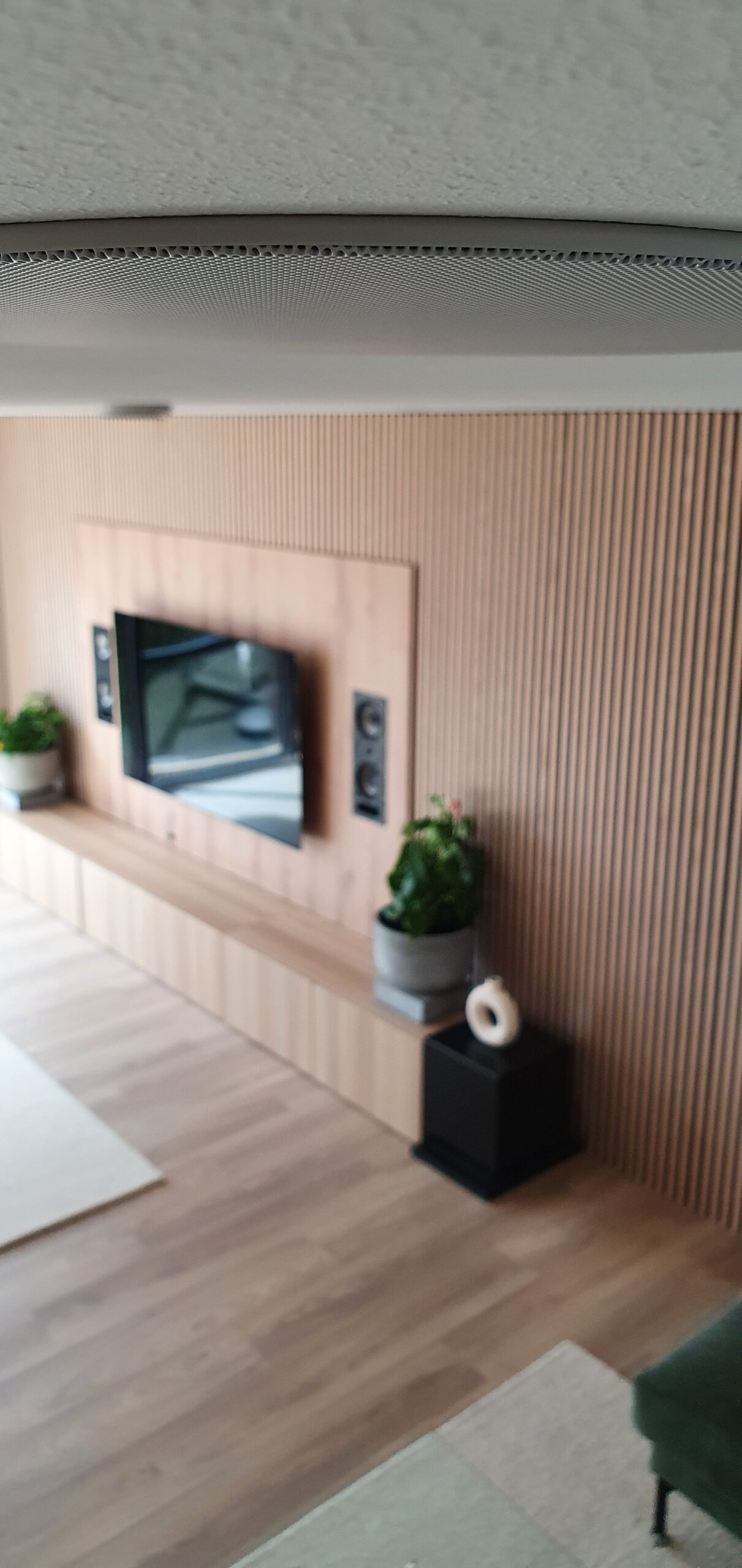 Stue, Finstue, Spisestue, TV-Stue innredning med integrert lyd og bilde system med innfelte arkitektur høyttalere