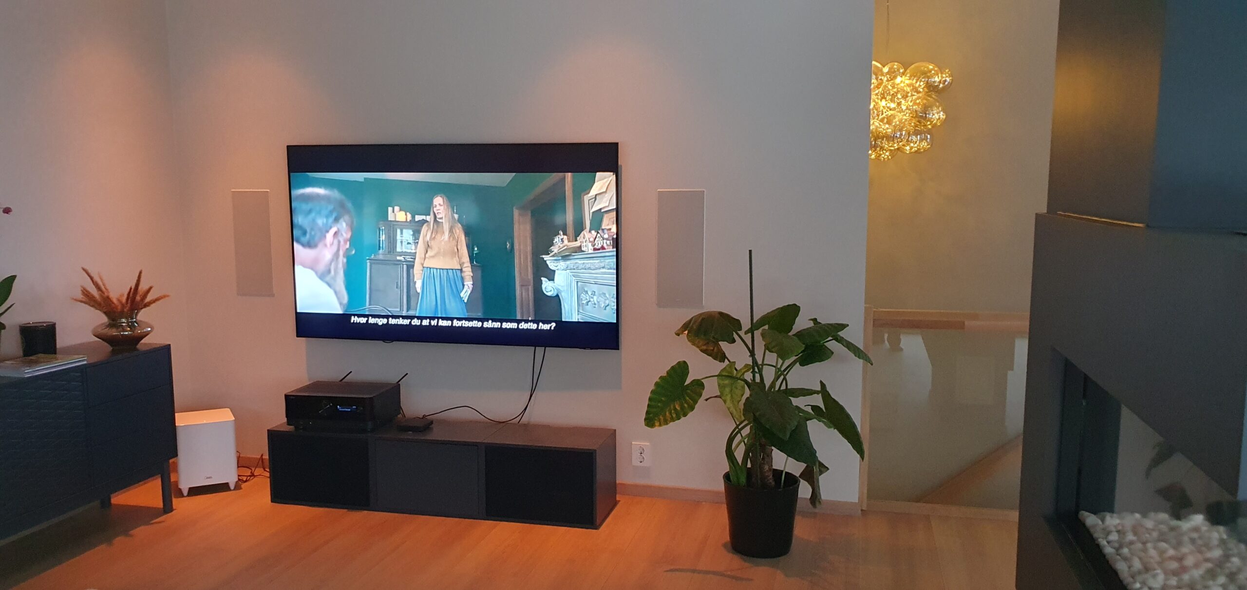 Stue, Finstue, Spisestue, TV-Stue innredning med integrert lyd og bilde system med innfelte arkitektur høyttalere