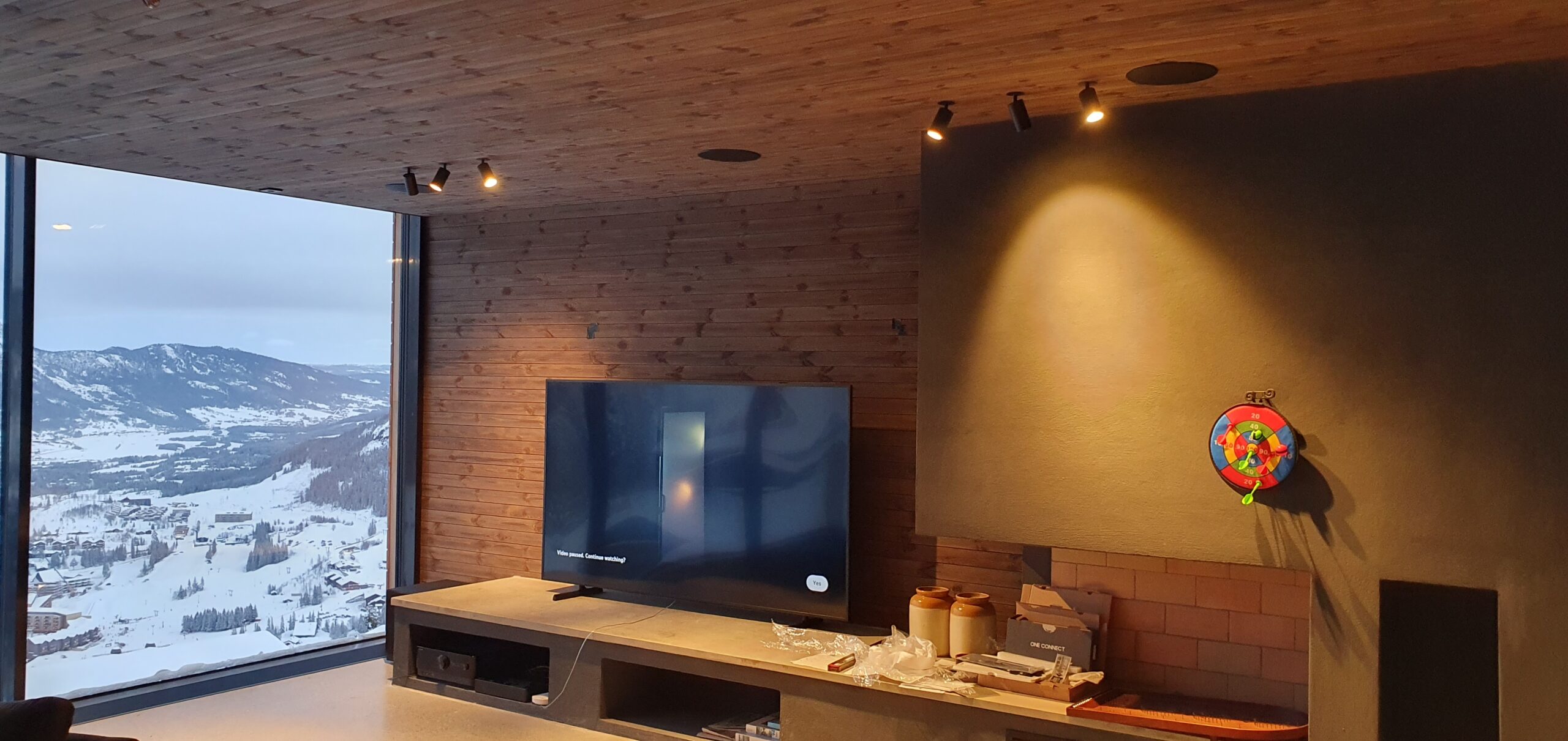 Stue, Finstue, Spisestue, TV-Stue innredning med integrert lyd og bilde system med innfelte arkitektur høyttalere