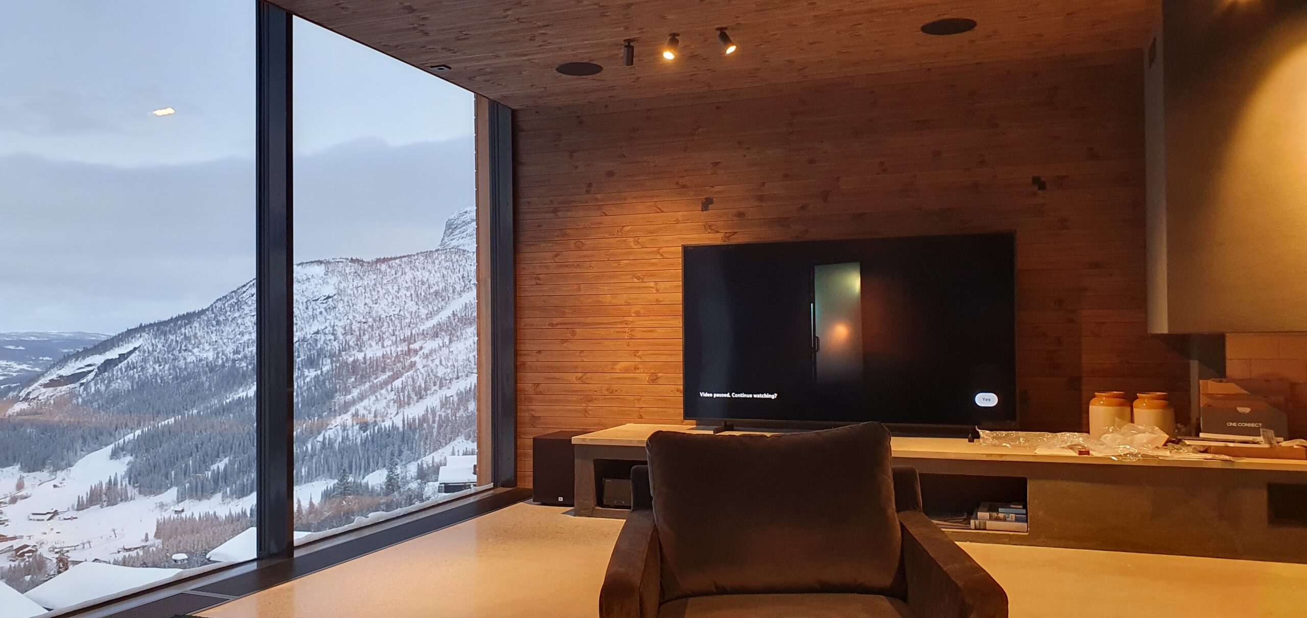 Stue, Finstue, Spisestue, TV-Stue innredning med integrert lyd og bilde system med innfelte arkitektur høyttalere