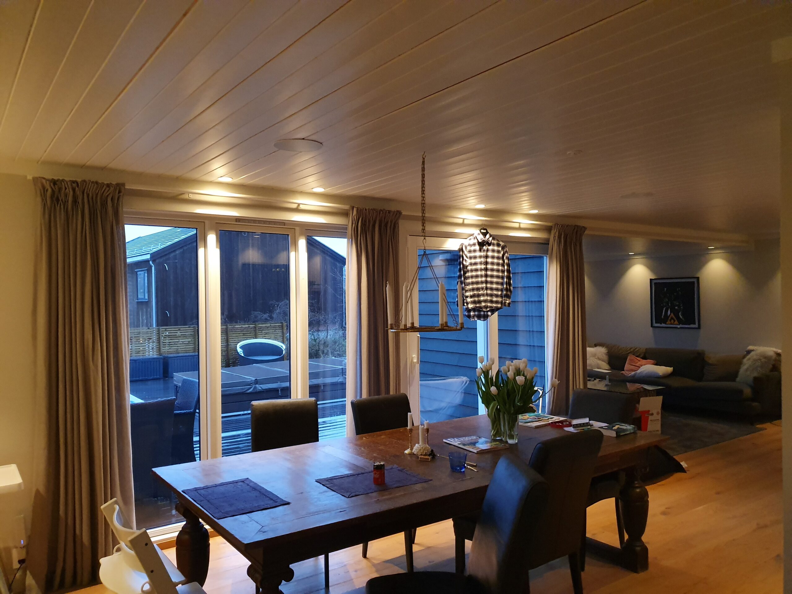 Stue, Finstue, Spisestue, TV-Stue innredning med integrert lyd og bilde system med innfelte arkitektur høyttalere