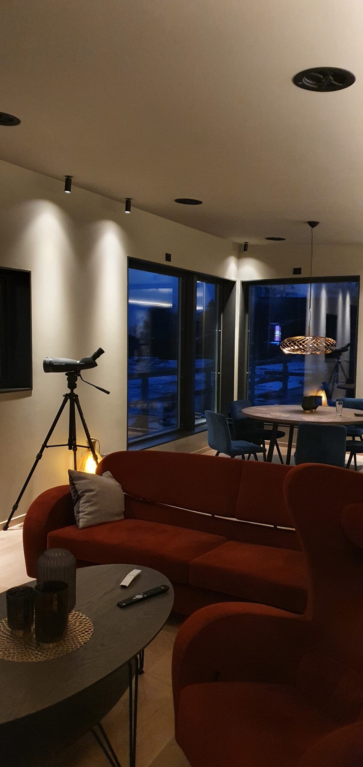 Stue, Finstue, Spisestue, TV-Stue innredning med integrert lyd og bilde system med innfelte arkitektur høyttalere