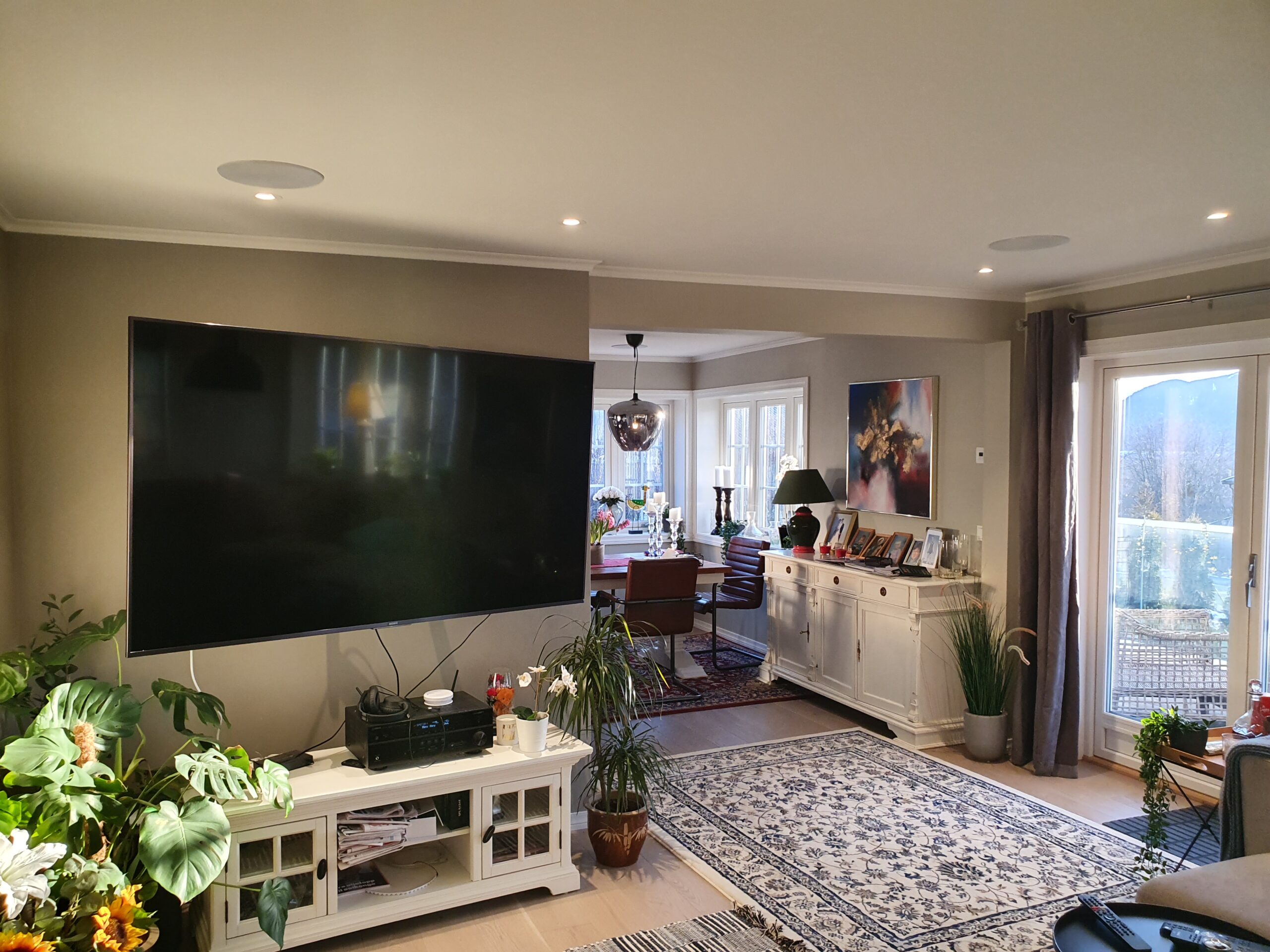 Stue, Finstue, Spisestue, TV-Stue innredning med integrert lyd og bilde system med innfelte arkitektur høyttalere