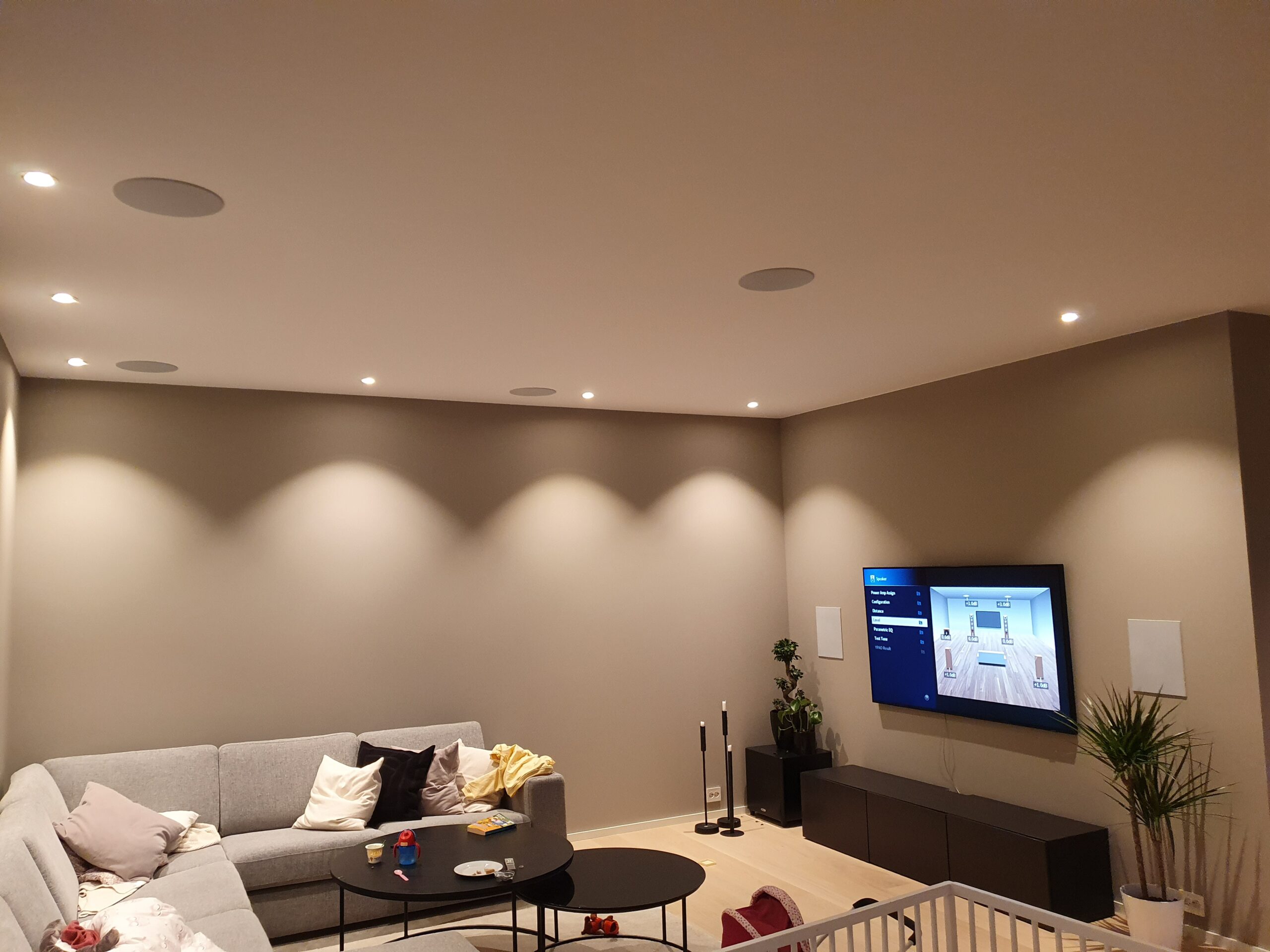 Stue, Finstue, Spisestue, TV-Stue innredning med integrert lyd og bilde system med innfelte arkitektur høyttalere