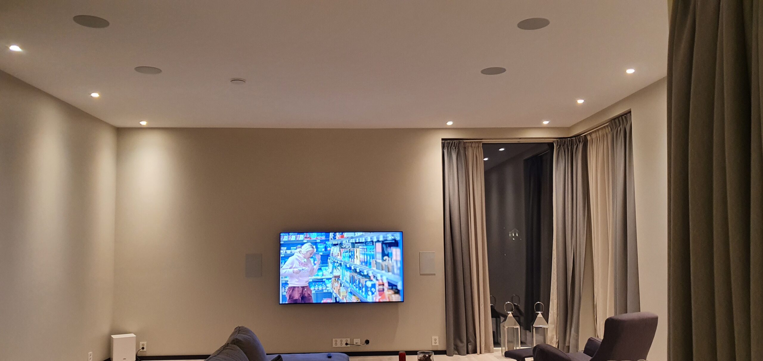 Stue, Finstue, Spisestue, TV-Stue innredning med integrert lyd og bilde system med innfelte arkitektur høyttalere