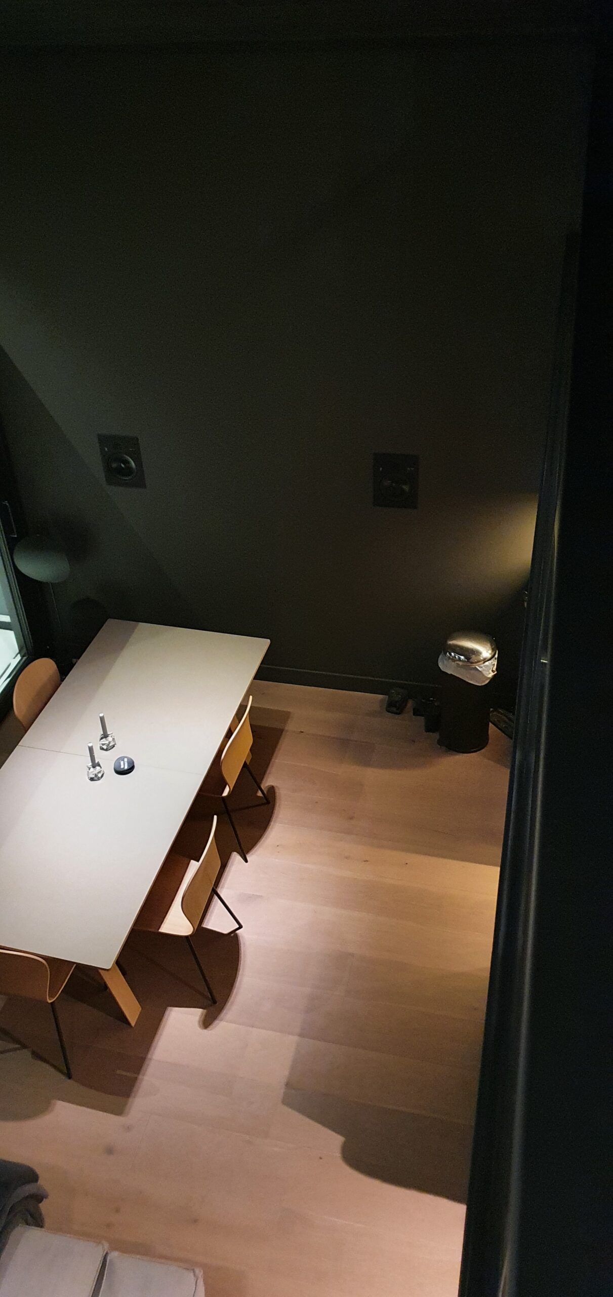 Stue, Finstue, Spisestue, TV-Stue innredning med integrert lyd og bilde system med innfelte arkitektur høyttalere
