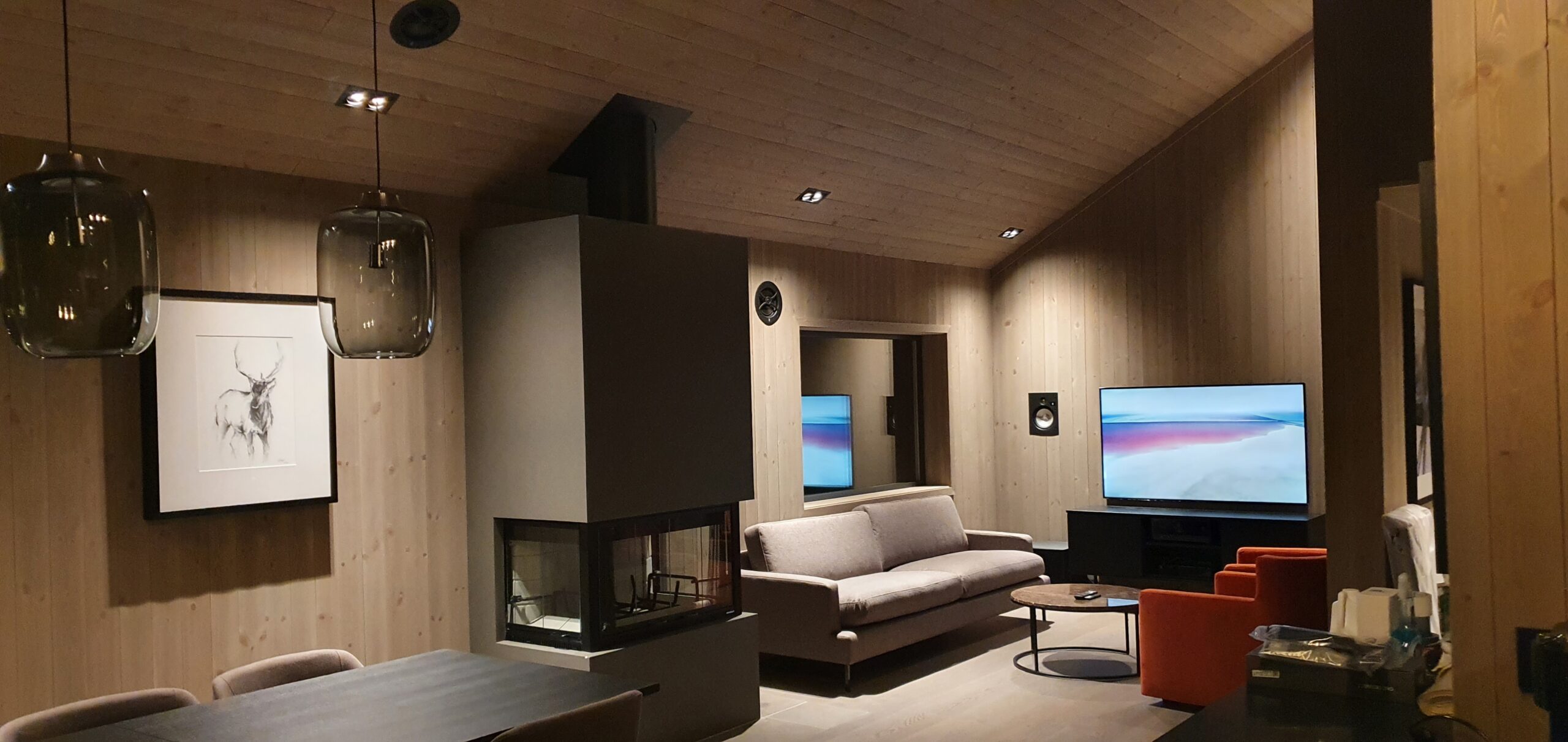 Stue, Finstue, Spisestue, TV-Stue innredning med integrert lyd og bilde system med innfelte arkitektur høyttalere